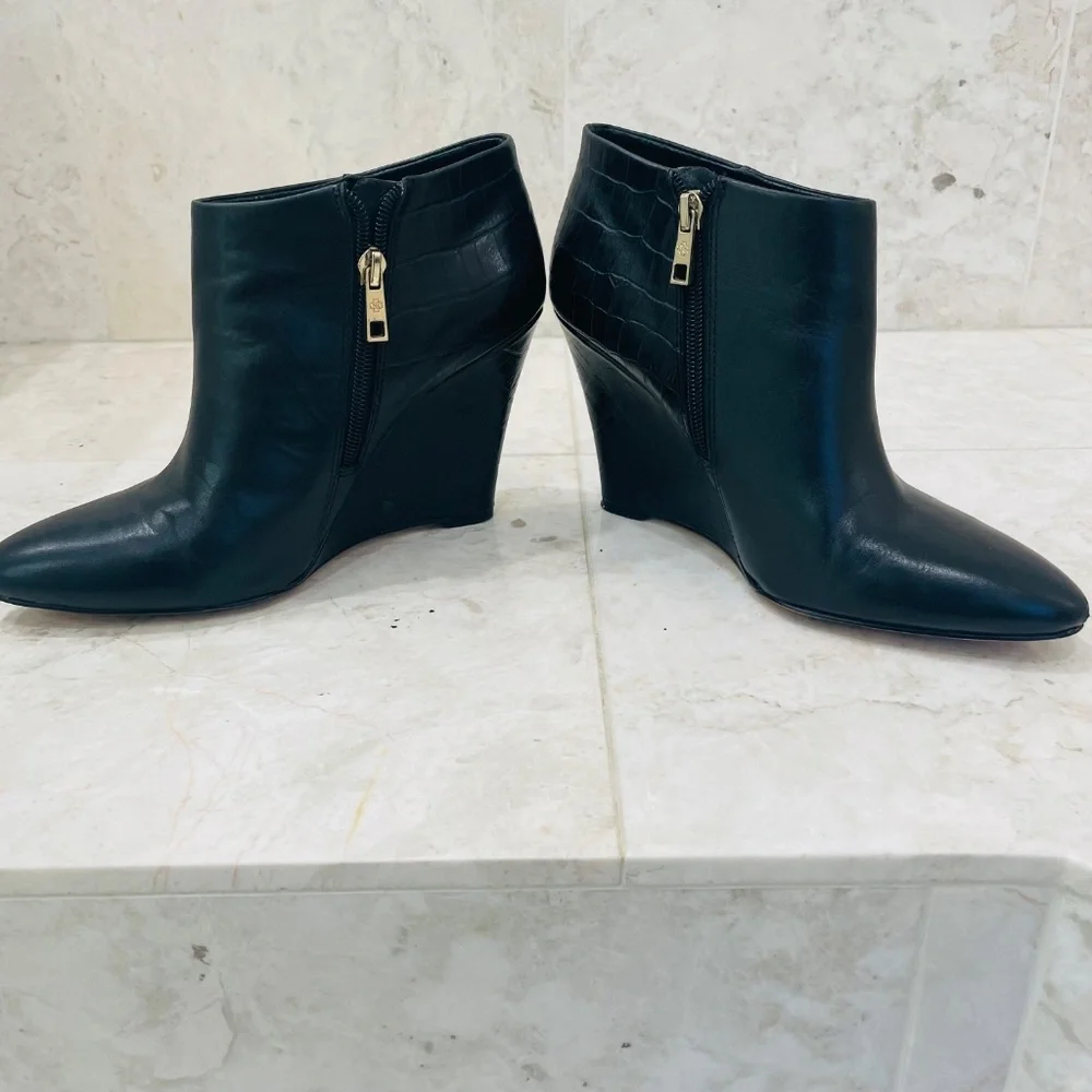ANN TAYLOR {7.5} Black Leather Wedge Bootie Shoes Embossed "Lottie" - Picture 3 of 9